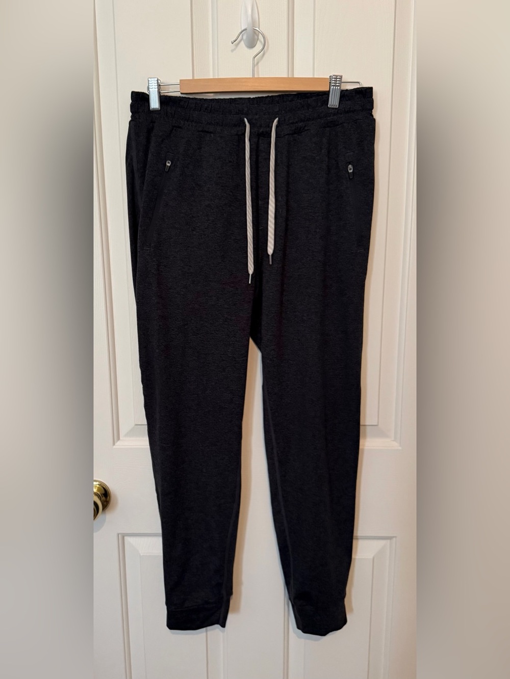 Vuori dark gray heathered men’s Ponto Performance jogger- large
